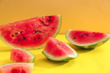 Renk tablosu üzerinde taze karpuz dilimleri