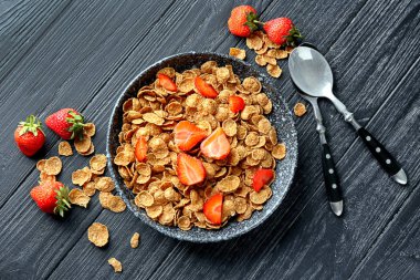 Lezzetli mısır gevreği ve çilek karanlık tablo ile plaka