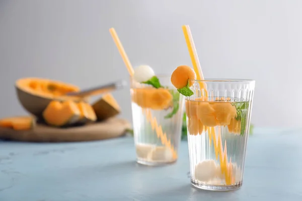 Gläser Mit Leckeren Cocktails Mit Melonenbällchen Auf Hellem Tisch — Stockfoto