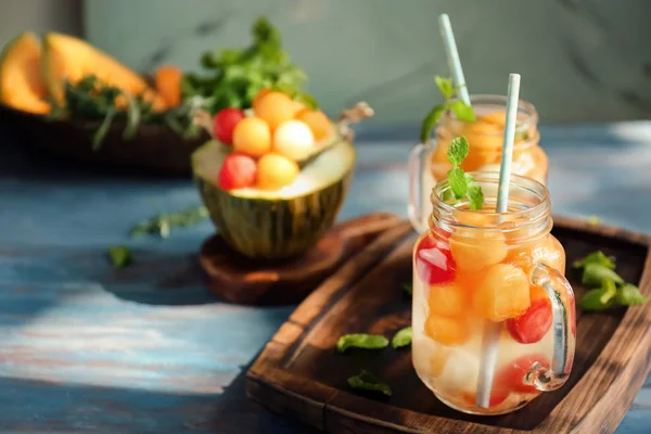 Frasco Mason Delicioso Coquetel Com Bolas Melão Tábua Madeira — Fotografia de Stock