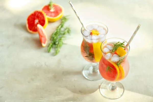 Färsk Grapefrukt Cocktail Med Rosmarin Glasögon Ljusbordet — Stockfoto