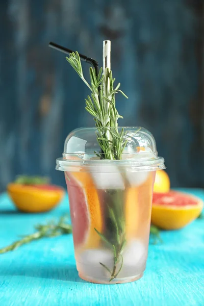 Frischer Grapefruit Cocktail Mit Rosmarin Plastikbecher Auf Farbtisch — Stockfoto