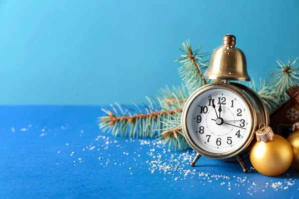 色の背景上のお祝いデコレーション付き目覚まし時計 クリスマス カウント ダウン — ストック写真