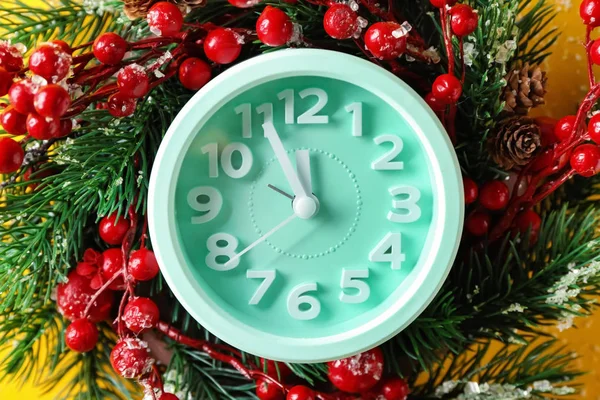 Wecker Mit Tannenkranz Auf Farbigem Hintergrund Nahaufnahme Weihnachts Countdown — Stockfoto