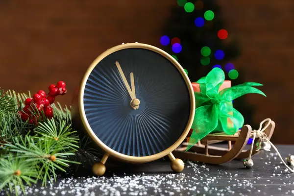 Wecker Mit Geschenk Und Festlicher Dekoration Auf Dem Tisch Weihnachts — Stockfoto