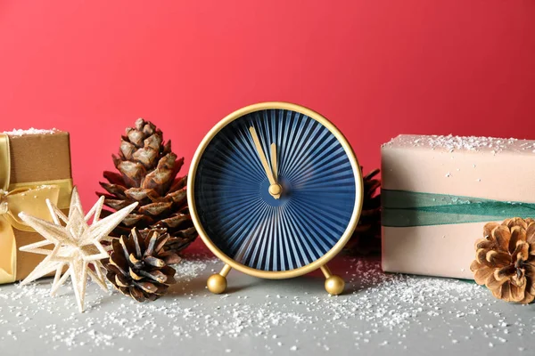 Reloj Despertador Con Regalos Decoraciones Mesa Gris Cuenta Atrás Navidad — Foto de Stock