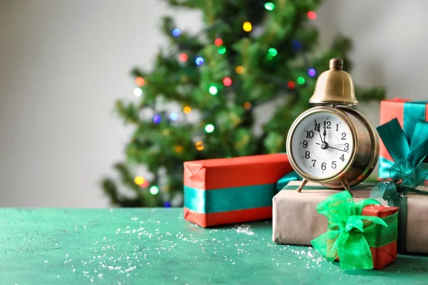 Wecker Mit Geschenken Auf Farbtisch Weihnachts Countdown — Stockfoto