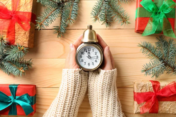 Mujer Con Despertador Mesa Madera Vista Superior Cuenta Atrás Navidad —  Fotos de Stock