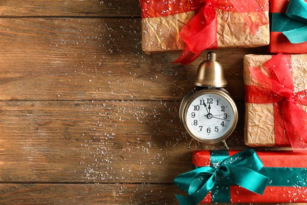 Komposition Mit Wecker Und Geschenken Auf Holzgrund Weihnachts Countdown — Stockfoto