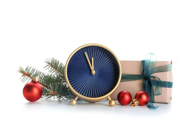 Wecker Mit Geschenk Und Dekorationen Auf Weißem Hintergrund Weihnachts Countdown — Stockfoto