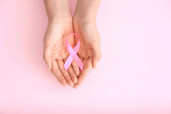 Mujer Sosteniendo Cinta Rosa Sobre Fondo Color Concepto Cáncer Mama — Foto de Stock