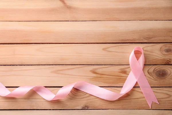木制背景的粉红色缎带 乳癌概念 — 图库照片
