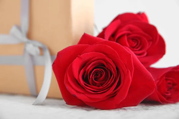 Hermosas Rosas Rojas Regalo Mesa Luz Primer Plano —  Fotos de Stock