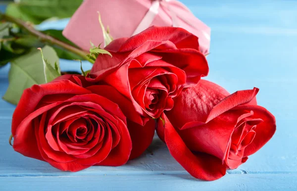 Schöner Strauß Roter Rosen Auf Farbigem Hintergrund — Stockfoto