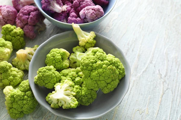 Schalen Mit Bunten Blumenkohl Auf Hellem Tisch — Stockfoto