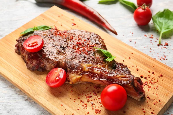 Savoureux Steak Grillé Aux Tomates Basilic Sur Planche Bois — Photo
