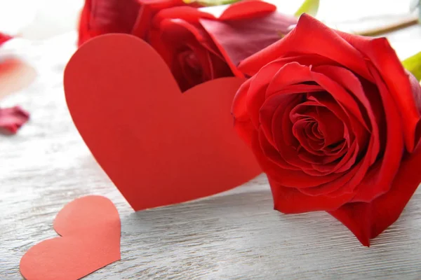 Όμορφο Κόκκινο Τριαντάφυλλο Και Καρδιές Χαρτί Άσπρο Φόντο Ξύλινη Κοντινό — Φωτογραφία Αρχείου