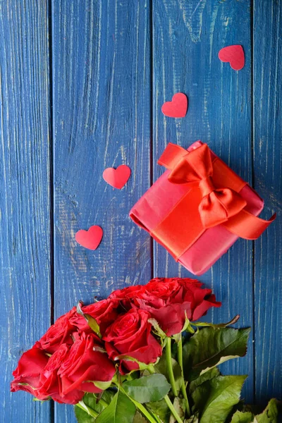Hermosas Rosas Rojas Caja Regalo Sobre Fondo Madera —  Fotos de Stock
