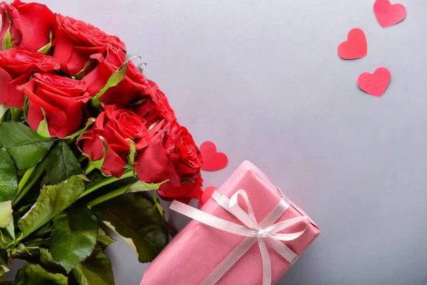 Δώρο Πλαίσιο Επάνω Ελαφρύς Υπόβαθρο Και Όμορφα Κόκκινα Τριαντάφυλλα — Φωτογραφία Αρχείου