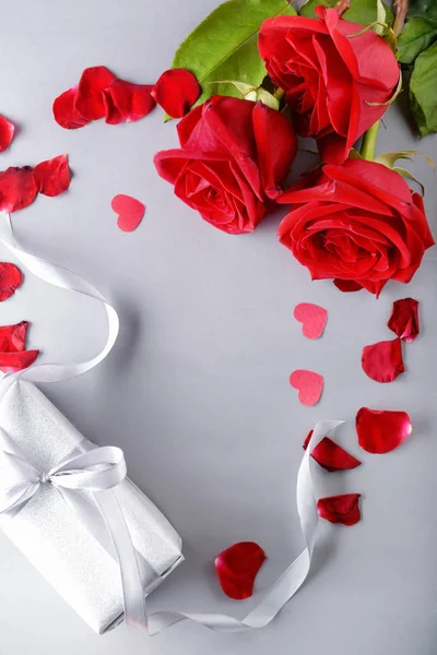 Belle Rose Rosse Scatola Regalo Sfondo Chiaro — Foto Stock