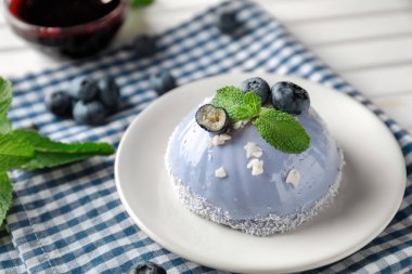 Lezzetli blueberry tatlı tablo ile plaka