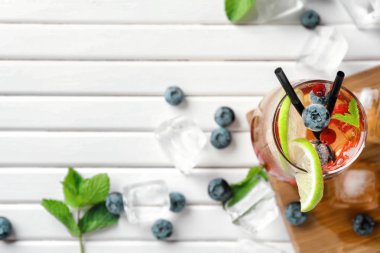 Taze berry ile beyaz masa camına kireç kokteyl