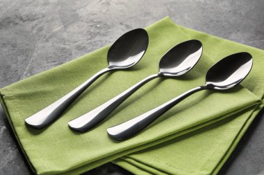 Kaşık ve peçete masada