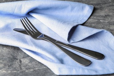 çatal ve peçete üzerinde bıçak