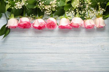 Hafif ahşap masa üzerinde güzel güller