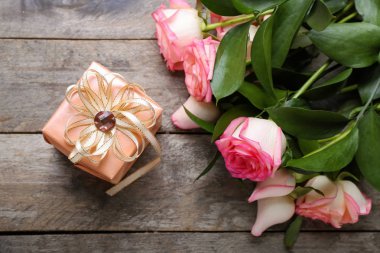 Güzel güller ve hediye kutusu ahşap tablo