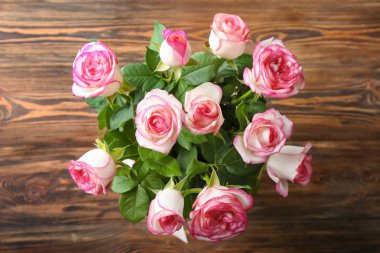 Tahta arka planda güzel güller