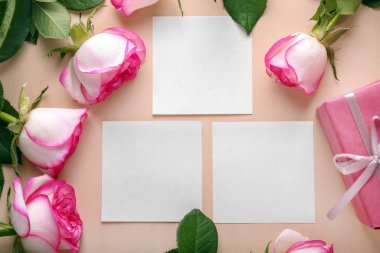 Güzel gül, hediye kutusu ve tebrik kartları üzerinde masa lambası