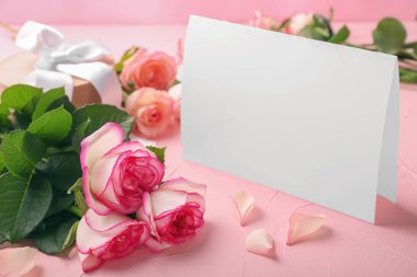 Güzel güller ve renk tablosu üzerinde boş tebrik kartı