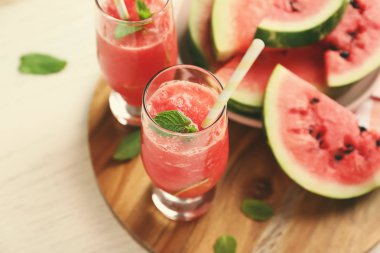 Gözlük ahşap tahta üzerinde taze yüzlü ve karpuz dilimleri ile