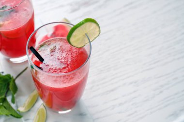 Cam masa lambası üzerinde taze karpuz güler yüzlü ile