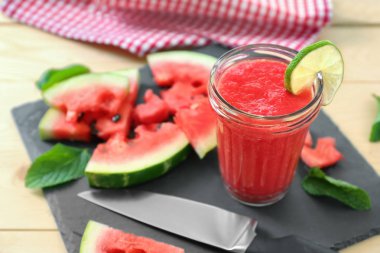 Kayrak plaka üzerinde taze karpuz güler yüzlü camla