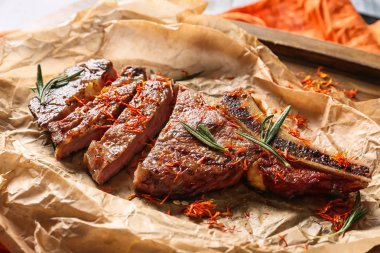 Parşömen kesme ızgara biftek ve baharat ahşap tahta üzerinde