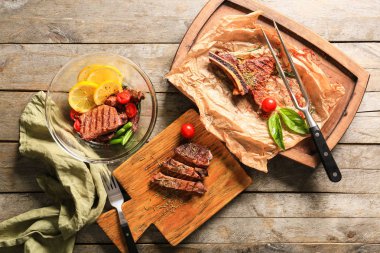 Sebzeli ızgara biftek ahşap masanın üstüne kesmek
