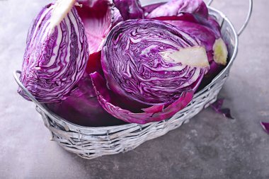 Sepet gri tablo, closeup kesilmiş kırmızı lahana ile