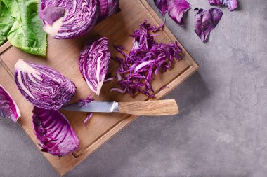 Gri masada dilimlenmiş kırmızı lahana ile Yönetim Kurulu