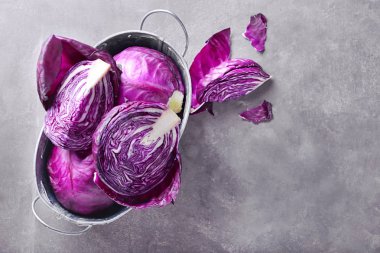 Sepet gri masada kesme kırmızı lahana ile