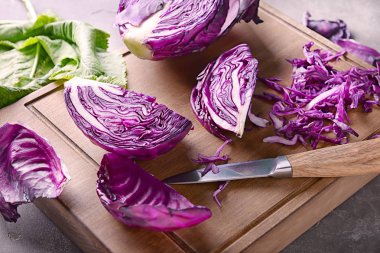 Gemide kırmızı lahana dilimlenmiş