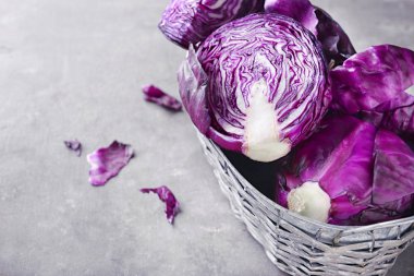 Sepet gri tablo, closeup kesilmiş kırmızı lahana ile