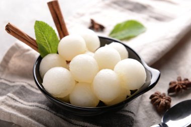 Peçete lezzetli kavun topları ile kase