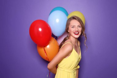 Renkli balonları olan güzel bir genç kadın.