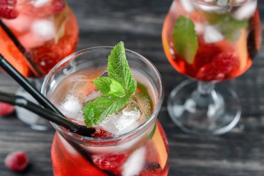 Taze yaz kokteyl cam masada, portre