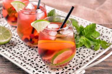 Taze yaz kokteyl gözlük tepsi