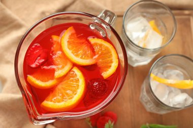 Taze yaz kokteyl cam sürahi ahşap tahta, closeup üzerinde