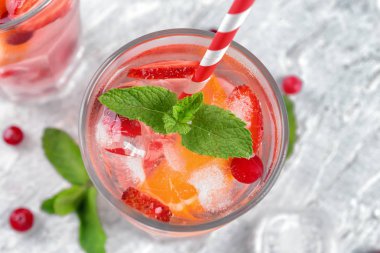 Taze yaz kokteyl cam masa lambası, closeup üzerinde