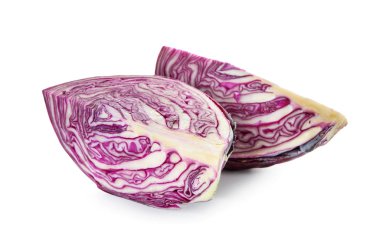 Beyaz zemin üzerine kırmızı lahana kesmek